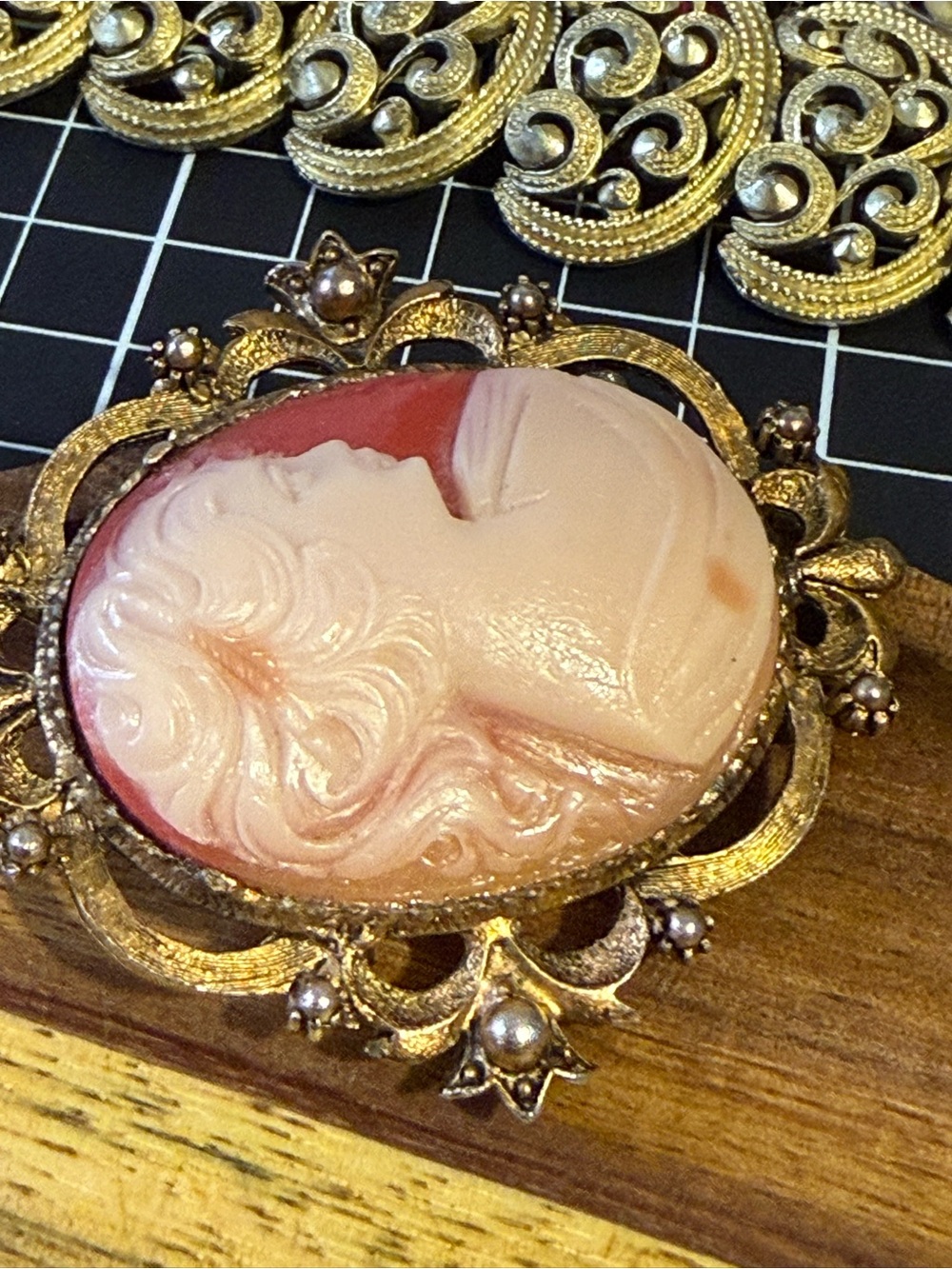 Vintage-Style Pink Cameo Brooch - Picture 6 of 10